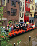 840370 Afbeelding van een zangkoor dat zingt op een 'muziekboot' op de Oudegracht bij de Maartensbrug (rechts) te ...